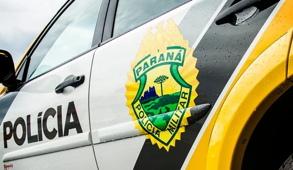 Motorista bate na traseira de carro em rotatória e foge do local em Pato Bragado