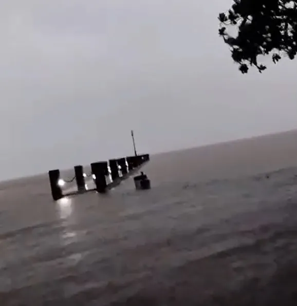 Chuva chega a 168 mm em Mercedes em três dias e atracadouro na praia de Porto Mendes fica quase submerso