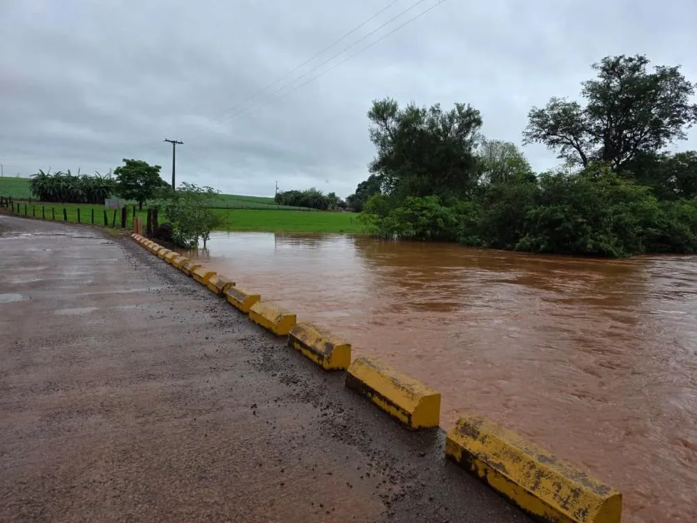 Ponte do Rio Guaçu é interditada no limite dos municípios de Mercedes e Nova Santa Rosa